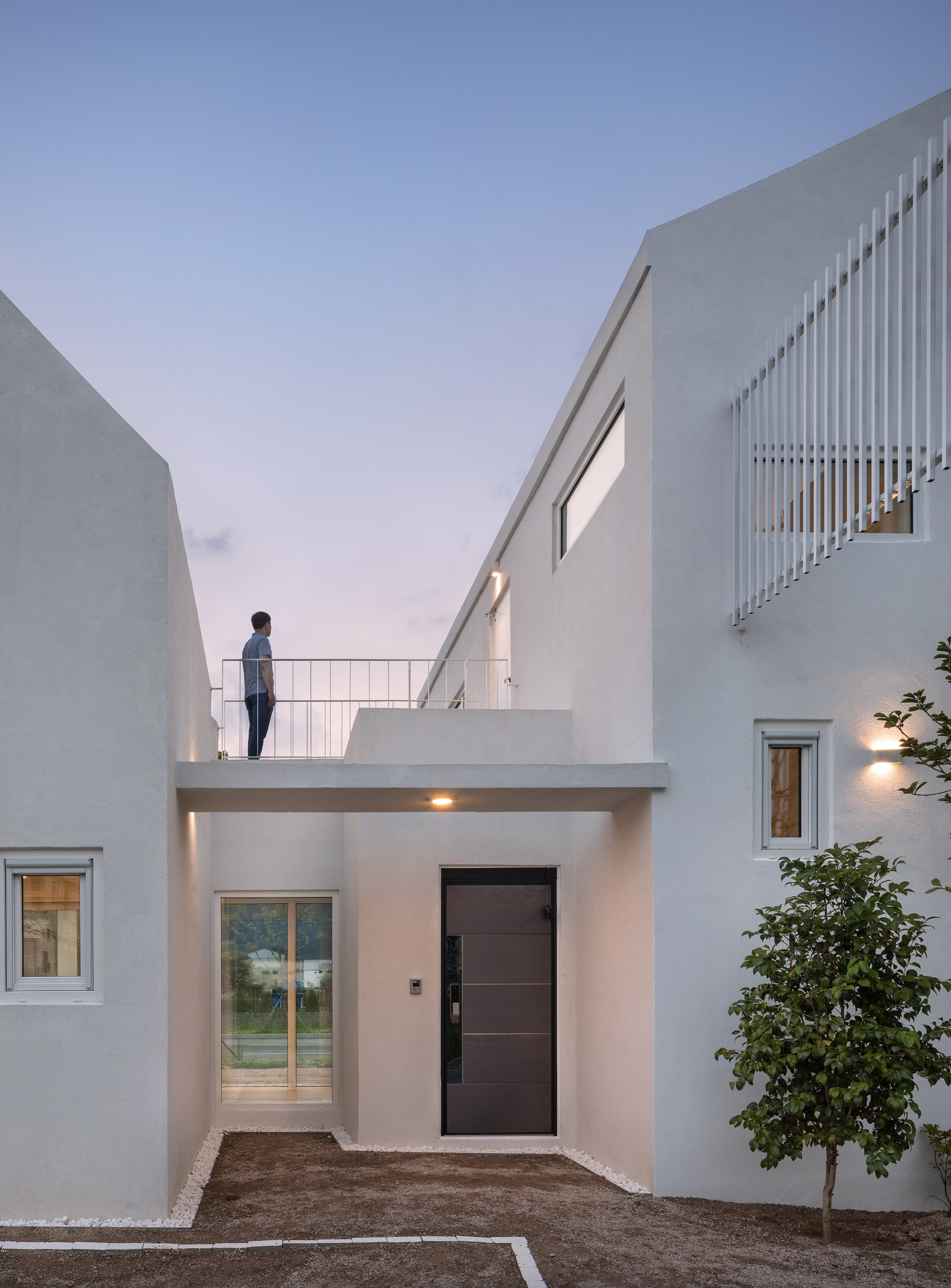 Ngôi nhà màu trắng với cách bố trí các khu vực chức năng khiến ai cũng ngạc nhiên vì quá tiện ích - Ảnh 9. Ngôi nhà màu trắng với cách bố trí các khu vực chức năng khiến ai cũng ngạc nhiên vì quá tiện ích - Ảnh 9.