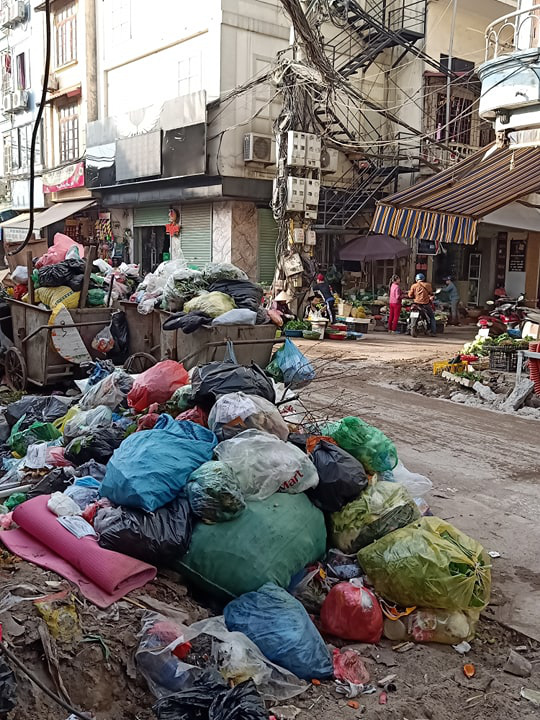 Bãi tập kết rác khổng lồ giữa phố An Dương (Tây Hồ-Hà Nội): Dân nóng ruột lo dịch bệnh, chính quyền không có phương án giải quyết - Ảnh 3.