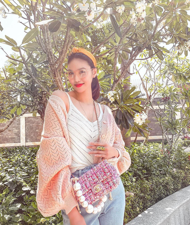 Khi các mỹ nhân U30 – 40 làm điệu với băng đô vải: Liệu có thành cưa sừng làm nghé hay ai cũng xinh tươi hết cỡ? - Ảnh 1. Khi các mỹ nhân U30 – 40 làm điệu với băng đô vải: Liệu có thành cưa sừng làm nghé hay ai cũng xinh tươi hết cỡ? - Ảnh 1.