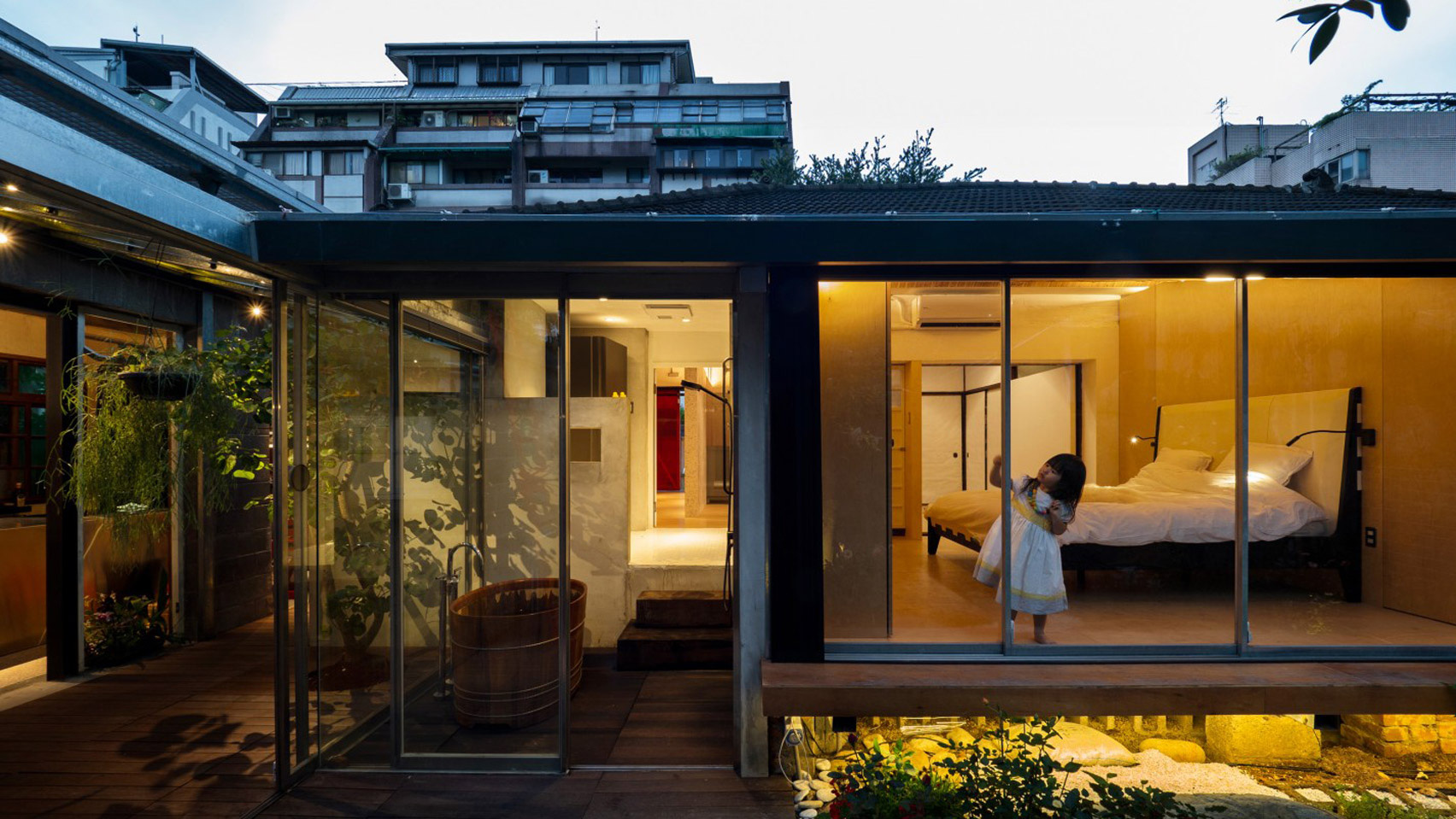 Biến ký túc xá cũ mèm thành ngôi nhà đầy cây xanh thu hút mọi lời trầm trồ - Ảnh 2. Biến ký túc xá cũ mèm thành ngôi nhà đầy cây xanh thu hút mọi lời trầm trồ - Ảnh 2.