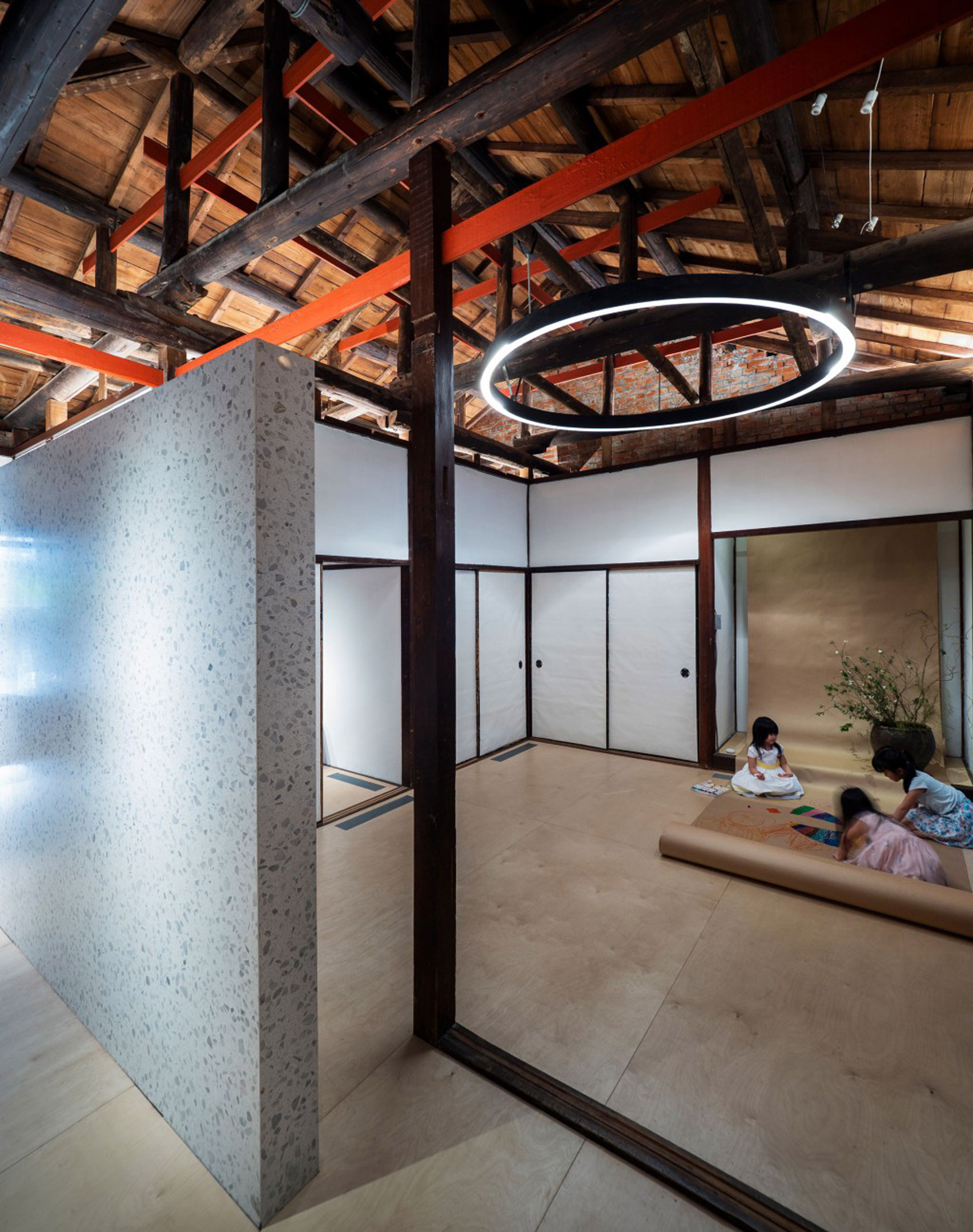 Biến ký túc xá cũ mèm thành ngôi nhà đầy cây xanh thu hút mọi lời trầm trồ - Ảnh 6. Biến ký túc xá cũ mèm thành ngôi nhà đầy cây xanh thu hút mọi lời trầm trồ - Ảnh 6.