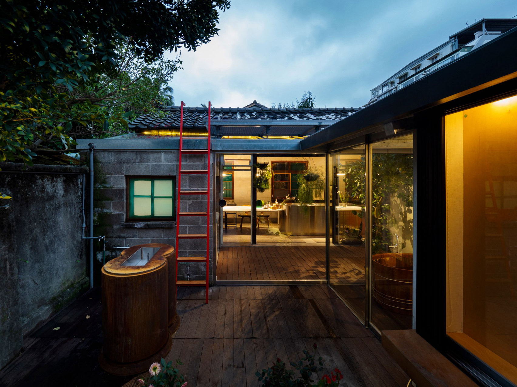 Biến ký túc xá cũ mèm thành ngôi nhà đầy cây xanh thu hút mọi lời trầm trồ - Ảnh 11. Biến ký túc xá cũ mèm thành ngôi nhà đầy cây xanh thu hút mọi lời trầm trồ - Ảnh 11.