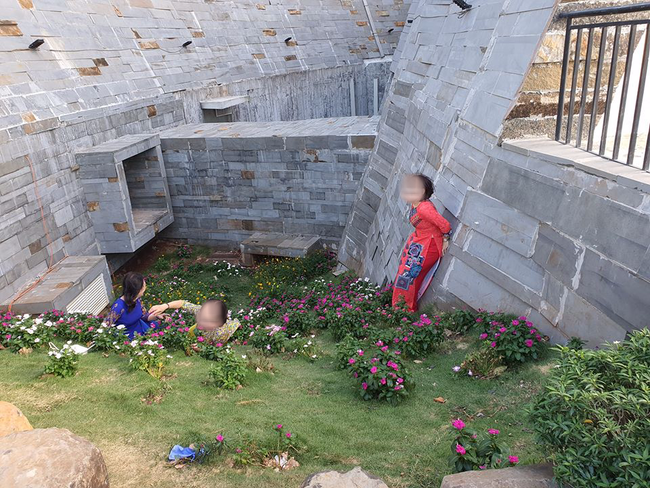 Bất chấp biển cấm, nhóm người phụ nữ mặc áo dài vẫn ngồi, nằm lên cỏ để chụp ảnh, tạo dáng ở bảo tàng cafe, nhận gạch đá từ dân mạng - Ảnh 2. Bất chấp biển cấm, nhóm người phụ nữ mặc áo dài vẫn ngồi, nằm lên cỏ để chụp ảnh, tạo dáng ở bảo tàng cafe, nhận gạch đá từ dân mạng - Ảnh 2.