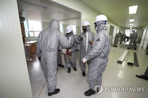 Hàn Quốc: Số ca nhiễm COVID-19 chạm ngưỡng 3.000 người, 70% là ở Daegu - Ảnh 3.