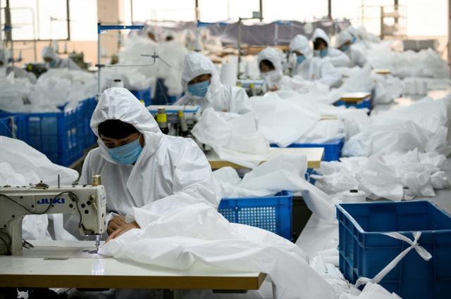 Bị ảnh hưởng bởi COVID-19, nhà máy sản xuất quần áo ở Trung Quốc, Iran chuyển hướng may đồ bảo hộ chống dịch - Ảnh 3.