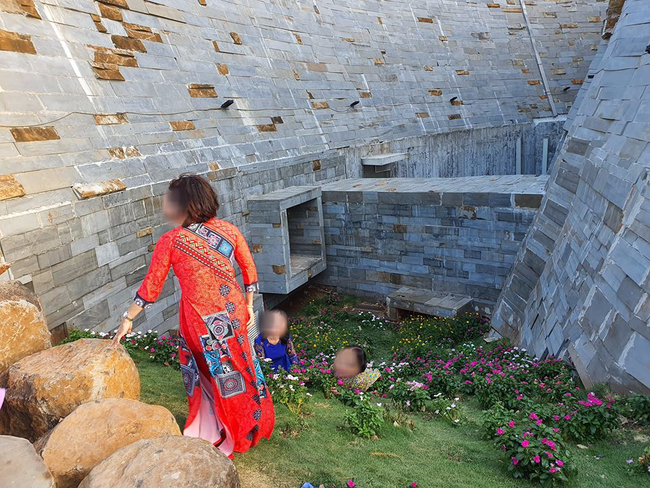 Bất chấp biển cấm, nhóm người phụ nữ mặc áo dài vẫn ngồi, nằm lên cỏ để chụp ảnh, tạo dáng ở bảo tàng cafe, nhận gạch đá từ dân mạng - Ảnh 3. Bất chấp biển cấm, nhóm người phụ nữ mặc áo dài vẫn ngồi, nằm lên cỏ để chụp ảnh, tạo dáng ở bảo tàng cafe, nhận gạch đá từ dân mạng - Ảnh 3.