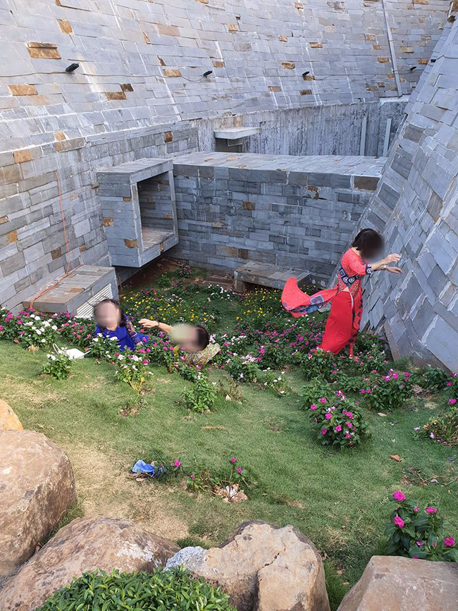 Bất chấp biển cấm, nhóm người phụ nữ mặc áo dài vẫn ngồi, nằm lên cỏ để chụp ảnh, tạo dáng ở bảo tàng cafe, nhận gạch đá từ dân mạng - Ảnh 4. Bất chấp biển cấm, nhóm người phụ nữ mặc áo dài vẫn ngồi, nằm lên cỏ để chụp ảnh, tạo dáng ở bảo tàng cafe, nhận gạch đá từ dân mạng - Ảnh 4.