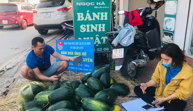 Hà Tĩnh: Đoàn thanh niên giải cứu dưa hấu, kiếm lời mua khẩu trang phát miễn phí - Ảnh 4.