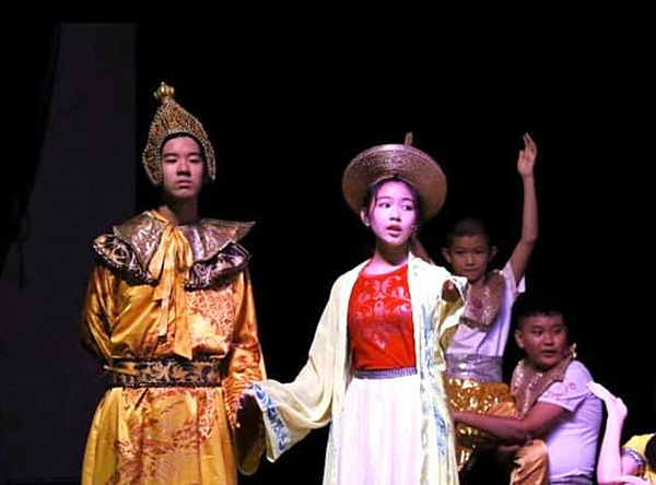 Con gái Quyền Linh được khen múa đẹp như nghệ sĩ - Ảnh 1.