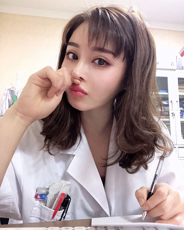 Nữ bác sĩ Trung Quốc xinh đẹp xung phong ra tuyến đầu trong dịch corona - Ảnh 2.