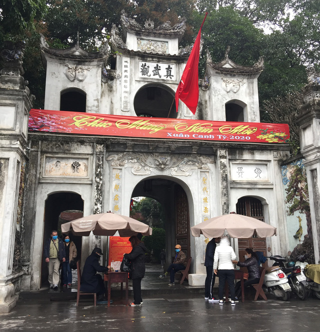 Chủ yếu khách Tây ghé thăm Văn Miếu và đền chùa Hà Nội trong ngày mở cửa trở lại  - Ảnh 2.