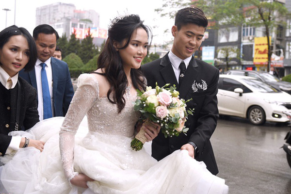 Vợ cầu thủ Duy Mạnh đeo dây chuyền hơn 34.000 USD trong đám cưới hoành tráng - Ảnh 1.