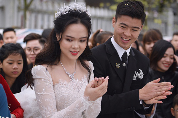 Vợ cầu thủ Duy Mạnh đeo dây chuyền hơn 34.000 USD trong đám cưới hoành tráng - Ảnh 5.