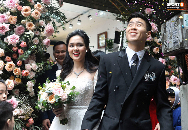 Vợ cầu thủ Duy Mạnh đeo dây chuyền hơn 34.000 USD trong đám cưới hoành tráng - Ảnh 8.