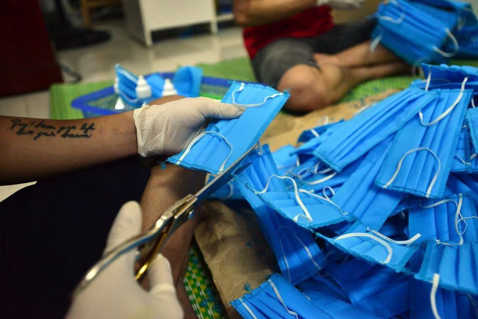 Hà Nội: Bỏ xưởng may áo mưa, nhóm công nhân quyết may khẩu trang tặng người dân để chống dịch COVID-19 - Ảnh 11. Hà Nội: Bỏ xưởng may áo mưa, nhóm công nhân quyết may khẩu trang tặng người dân để chống dịch COVID-19 - Ảnh 11.