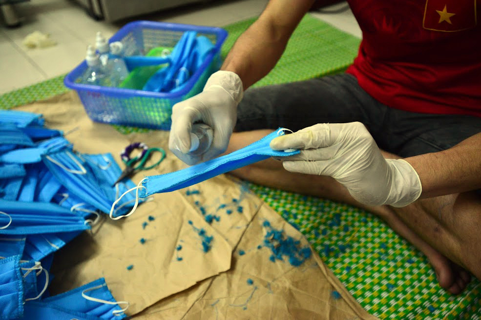 Hà Nội: Bỏ xưởng may áo mưa, nhóm công nhân quyết may khẩu trang tặng người dân để chống dịch COVID-19 - Ảnh 12. Hà Nội: Bỏ xưởng may áo mưa, nhóm công nhân quyết may khẩu trang tặng người dân để chống dịch COVID-19 - Ảnh 12.