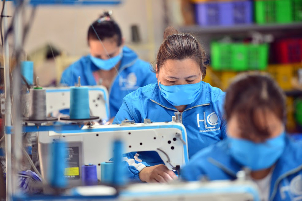 Hà Nội: Bỏ xưởng may áo mưa, nhóm công nhân quyết may khẩu trang tặng người dân để chống dịch COVID-19 - Ảnh 8. Hà Nội: Bỏ xưởng may áo mưa, nhóm công nhân quyết may khẩu trang tặng người dân để chống dịch COVID-19 - Ảnh 8.