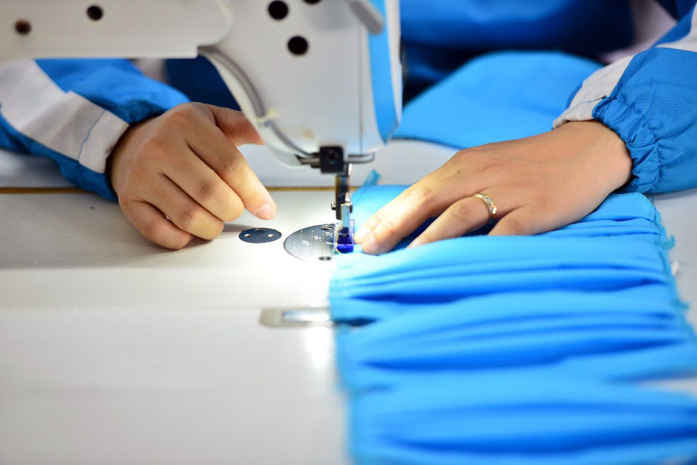 Hà Nội: Bỏ xưởng may áo mưa, nhóm công nhân quyết may khẩu trang tặng người dân để chống dịch COVID-19 - Ảnh 7. Hà Nội: Bỏ xưởng may áo mưa, nhóm công nhân quyết may khẩu trang tặng người dân để chống dịch COVID-19 - Ảnh 7.