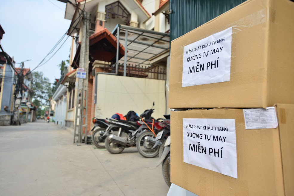 Hà Nội: Bỏ xưởng may áo mưa, nhóm công nhân quyết may khẩu trang tặng người dân để chống dịch COVID-19 - Ảnh 13. Hà Nội: Bỏ xưởng may áo mưa, nhóm công nhân quyết may khẩu trang tặng người dân để chống dịch COVID-19 - Ảnh 13.