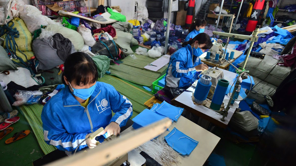 Hà Nội: Bỏ xưởng may áo mưa, nhóm công nhân quyết may khẩu trang tặng người dân để chống dịch COVID-19 - Ảnh 4. Hà Nội: Bỏ xưởng may áo mưa, nhóm công nhân quyết may khẩu trang tặng người dân để chống dịch COVID-19 - Ảnh 4.