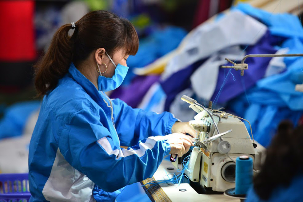 Hà Nội: Bỏ xưởng may áo mưa, nhóm công nhân quyết may khẩu trang tặng người dân để chống dịch COVID-19 - Ảnh 5. Hà Nội: Bỏ xưởng may áo mưa, nhóm công nhân quyết may khẩu trang tặng người dân để chống dịch COVID-19 - Ảnh 5.