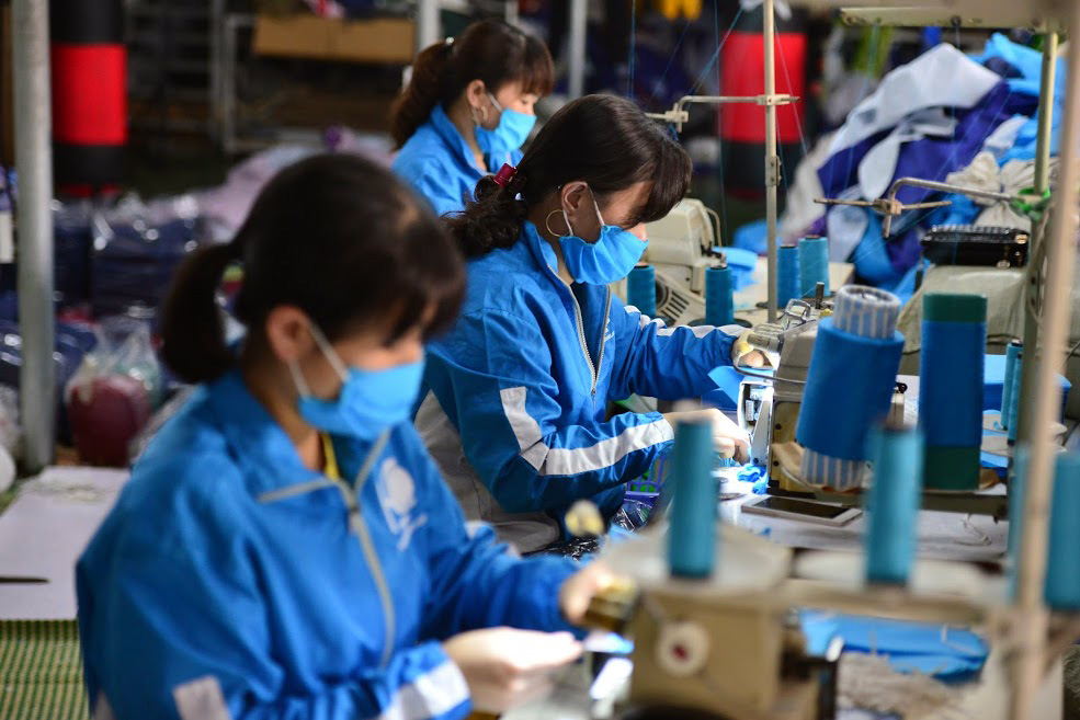 Hà Nội: Bỏ xưởng may áo mưa, nhóm công nhân quyết may khẩu trang tặng người dân để chống dịch COVID-19 - Ảnh 3. Hà Nội: Bỏ xưởng may áo mưa, nhóm công nhân quyết may khẩu trang tặng người dân để chống dịch COVID-19 - Ảnh 3.