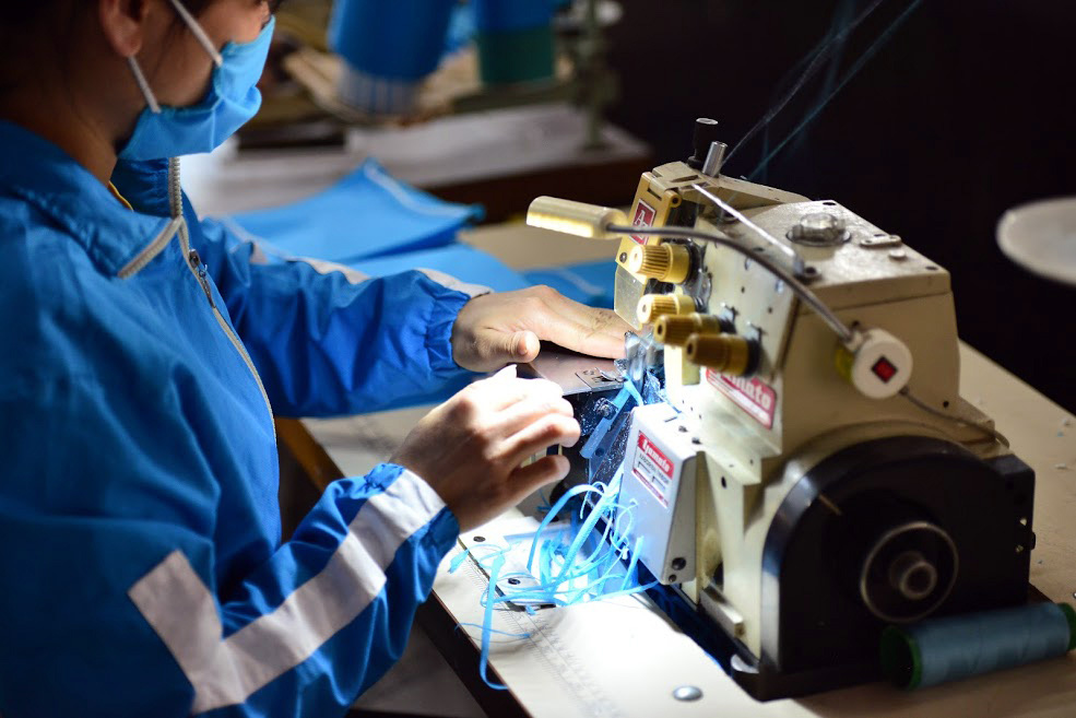 Hà Nội: Bỏ xưởng may áo mưa, nhóm công nhân quyết may khẩu trang tặng người dân để chống dịch COVID-19 - Ảnh 6. Hà Nội: Bỏ xưởng may áo mưa, nhóm công nhân quyết may khẩu trang tặng người dân để chống dịch COVID-19 - Ảnh 6.