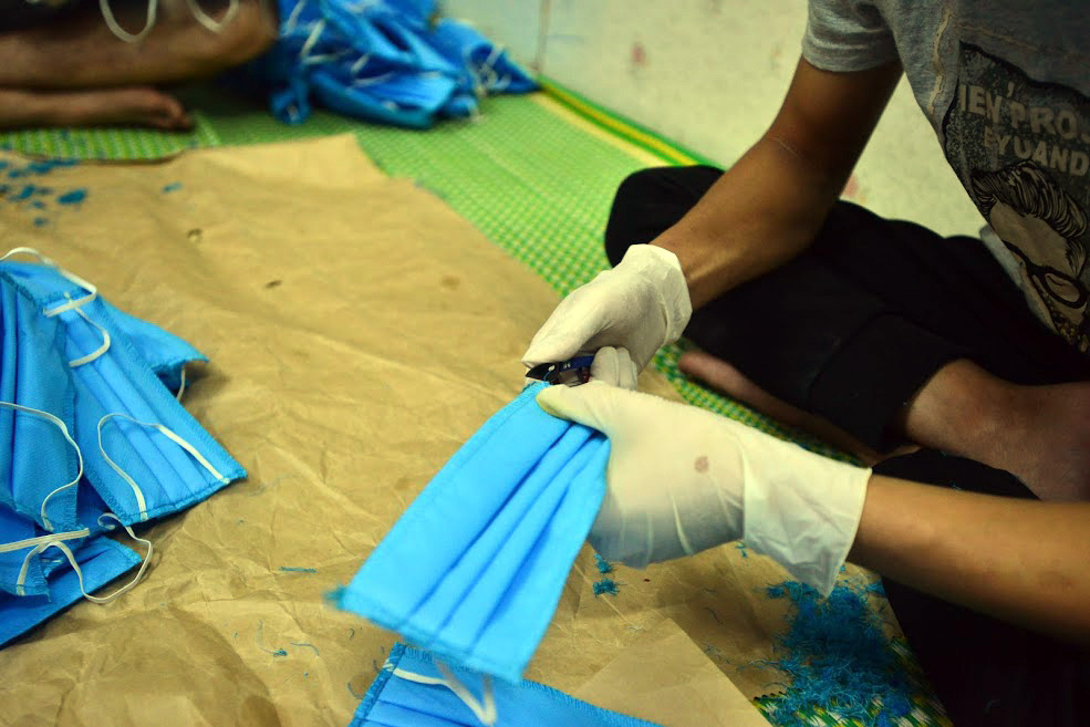 Hà Nội: Bỏ xưởng may áo mưa, nhóm công nhân quyết may khẩu trang tặng người dân để chống dịch COVID-19 - Ảnh 10. Hà Nội: Bỏ xưởng may áo mưa, nhóm công nhân quyết may khẩu trang tặng người dân để chống dịch COVID-19 - Ảnh 10.