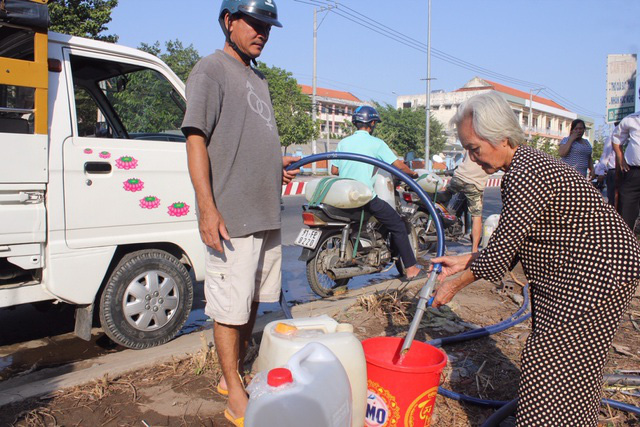  Bà lão cho không hàng trăm nghìn lít nước ngọt quý giá mùa hạn mặn  - Ảnh 1.