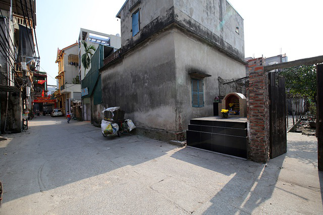  Nhà của người chết len giữa nhà người sống trên mặt đường Hà Nội  - Ảnh 1.