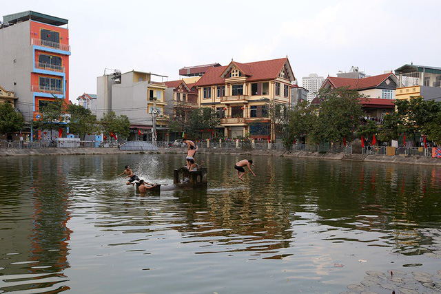  Nhà của người chết len giữa nhà người sống trên mặt đường Hà Nội  - Ảnh 12.