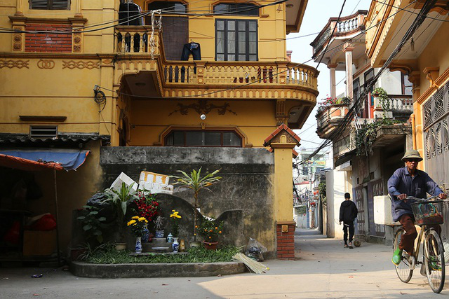 nha-cua-nguoi-chet-len-giua-nha-nguoi-song-tren-mat-duong-ha-noi