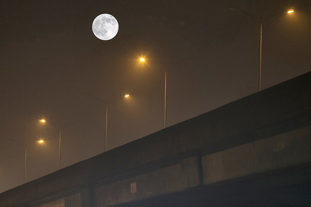  Chiêm ngưỡng siêu trăng trên bầu trời Hà Nội vào đêm 9/3  - Ảnh 1.