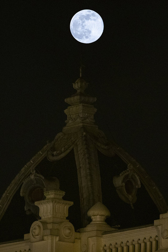  Chiêm ngưỡng siêu trăng trên bầu trời Hà Nội vào đêm 9/3  - Ảnh 3.