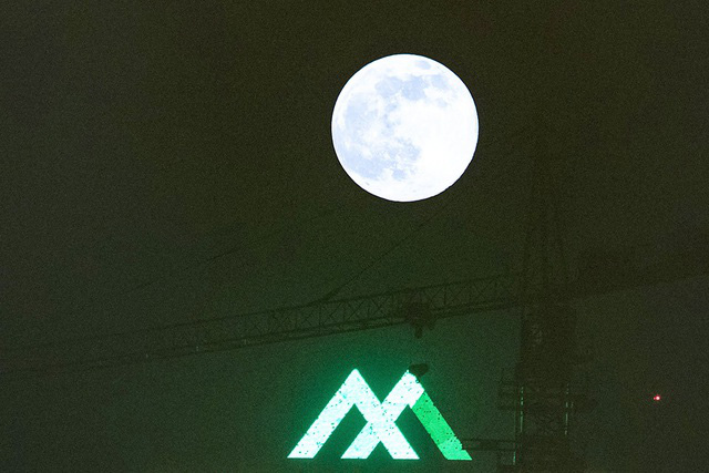  Chiêm ngưỡng siêu trăng trên bầu trời Hà Nội vào đêm 9/3  - Ảnh 4.