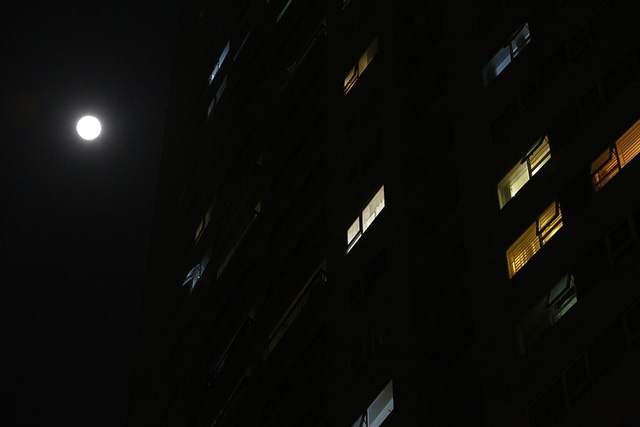  Chiêm ngưỡng siêu trăng trên bầu trời Hà Nội vào đêm 9/3  - Ảnh 6.