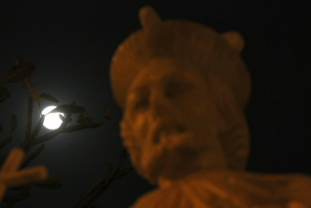  Chiêm ngưỡng siêu trăng trên bầu trời Hà Nội vào đêm 9/3  - Ảnh 9.
