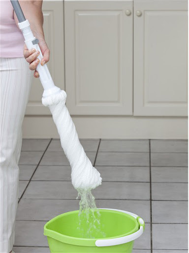 Đừng để chổi lau nhà ẩm ướt bốc mùi gây ảnh hưởng sức khỏe nữa, nhanh chóng làm sạch nó bằng mẹo nhỏ này - Ảnh 2.