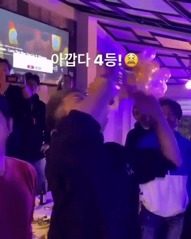 Song Joong Ki lộ clip nhậu nhẹt tiệc tùng tại trời Tây - Ảnh 1.