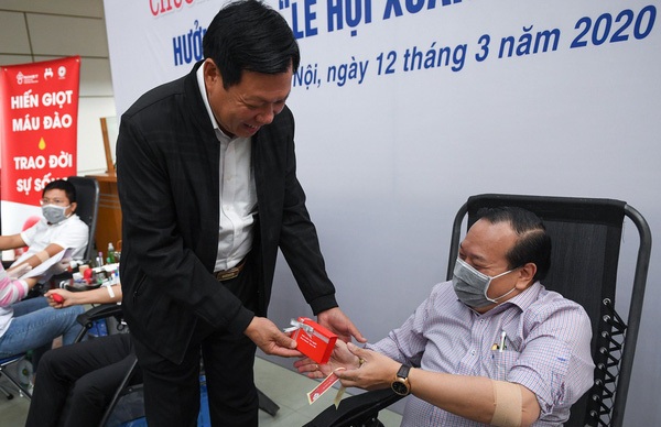 Thứ trưởng Bộ Y tế hiến máu giữa mùa dịch COVID-19 - Ảnh 3.