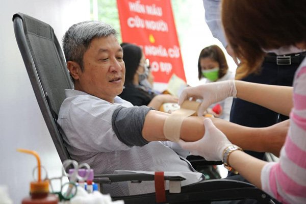 Thứ trưởng Bộ Y tế hiến máu giữa mùa dịch COVID-19 - Ảnh 2.