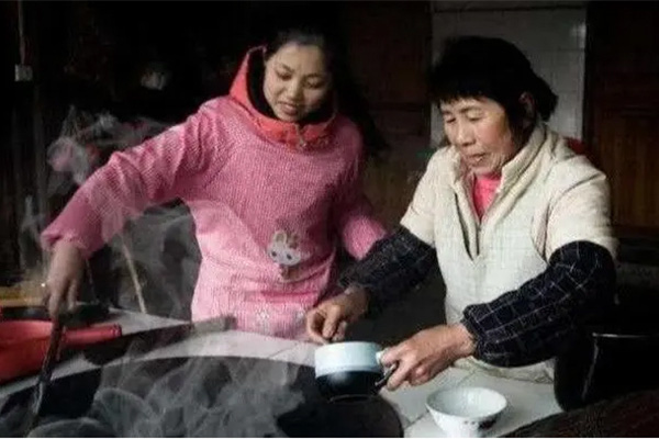 Mẹ chồng muốn ăn khoai lang và nước mắt nàng dâu - Ảnh 1.
