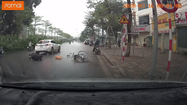 Tránh xe máy đi ngược chiều, người đàn ông đi xe đạp bị xế hộp hất văng xuống đường - Ảnh 1.