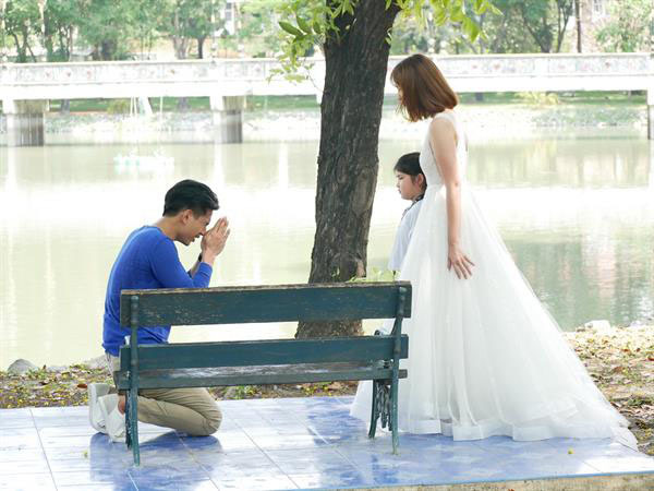 Ngày đi chụp ảnh cưới, chồng cũ đột nhiên xuất hiện cầu xin đừng tái hôn - Ảnh 1.
