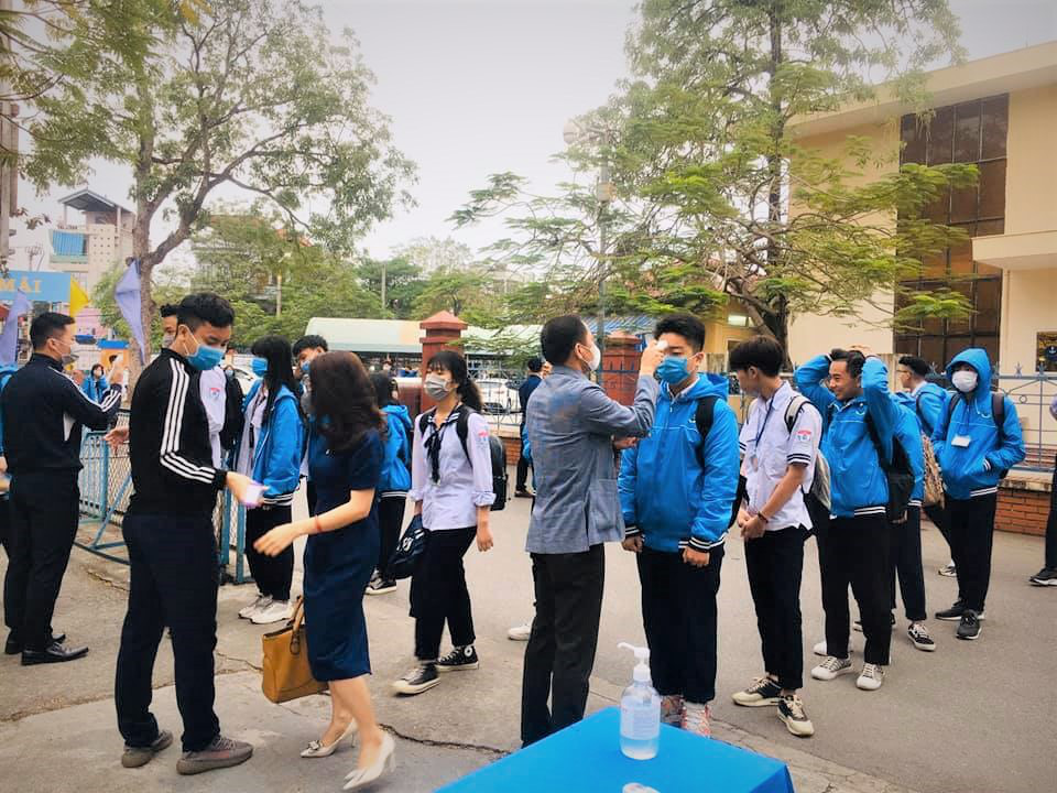 Học sinh hào hứng trở lại trường sau thời gian tạm nghỉ - Ảnh 2. Học sinh hào hứng trở lại trường sau thời gian tạm nghỉ - Ảnh 2.