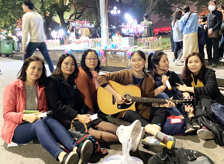 Cô giáo gây bất ngờ ở những buổi họp phụ huynh - Ảnh 2. Cô giáo gây bất ngờ ở những buổi họp phụ huynh - Ảnh 2.