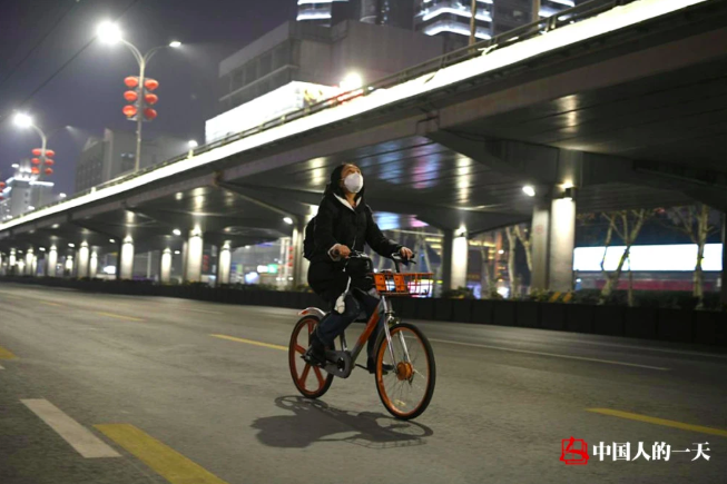 Cảnh nữ bác sĩ đạp xe về chăm chồng nhiễm COVID-19 ròng rã hàng tháng trời - Ảnh 4. Cảnh nữ bác sĩ đạp xe về chăm chồng nhiễm COVID-19 ròng rã hàng tháng trời - Ảnh 4.