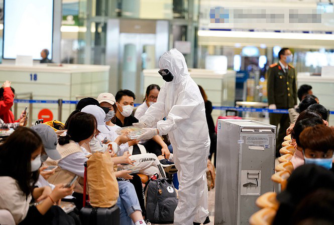 Sân bay Nội Bài tiếp tục đón hơn 1.100 khách đến từ vùng dịch COVID-19