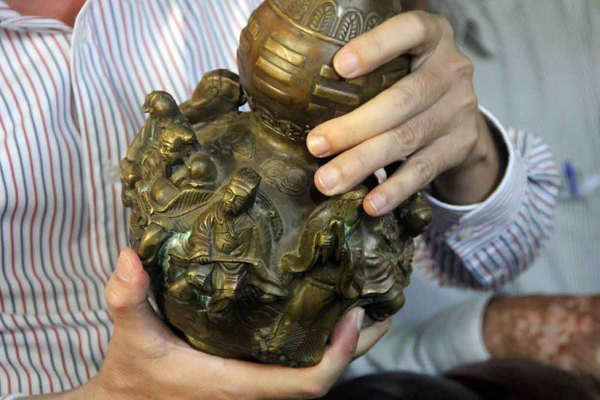 Sự thực về bình hồ lô đúc nổi bát tiên giá tỷ đô la - Ảnh 2.