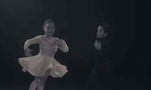 Con trai mới hơn 4 tuổi nhà Khánh Thi đã biết múa phụ họa MV ca nhạc - Ảnh 1.